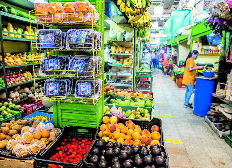 Los locales de frutas y verduras en los mercados de la ciudad registran un buen abastecimiento. FOTO JUAN ANTONIO SÁNCHEZ