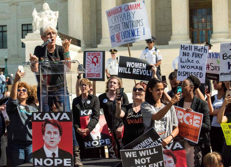 La cantante Joan Baez y otras mujeres protestan contra ratificación de nominación de Kavanaugh. Foto: AFP