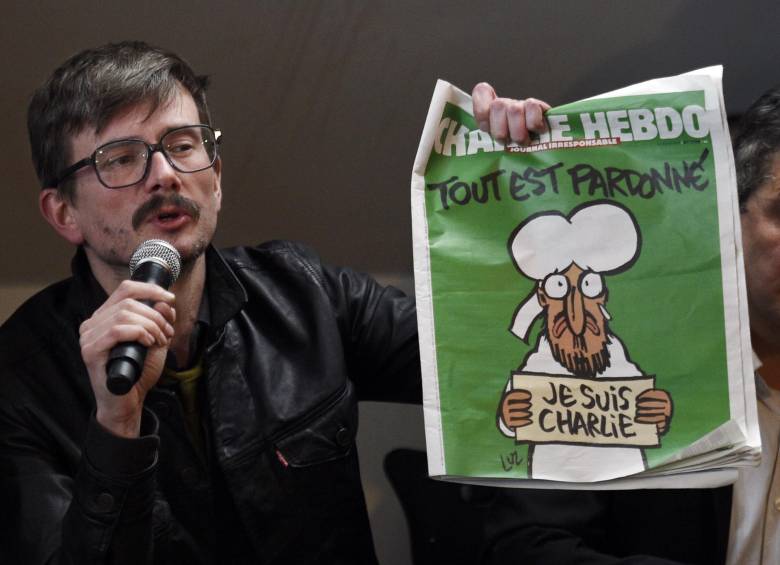 Renald Luzier, el caricaturista que dibujó la imagen de la portada, dijo que representa “solamente a un pequeño tipo que está llorando”. Y entonces añadió, sin disculparse: “Sí, es Mahoma”. FOTO AFP
