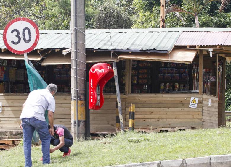 Caseta de venta de juegos pirotécnicos autorizada por la Administración de La Estrella está ubicada en el sitio donde culmina la Autopista Sur. FOTO Edwin Bustamante