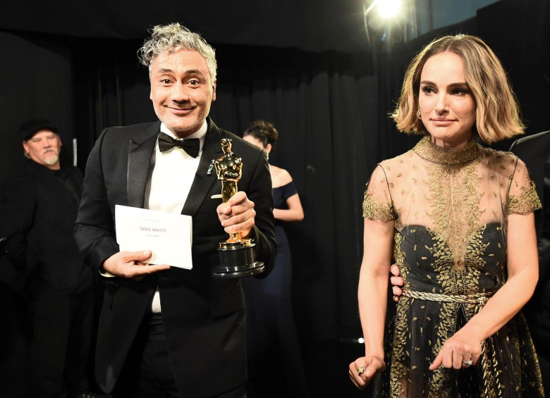 Taika Waititi salió feliz después de que Natalie Portman le entregara el premio de mejor guion adaptado por Jojo Rabbit. FOTO AFP