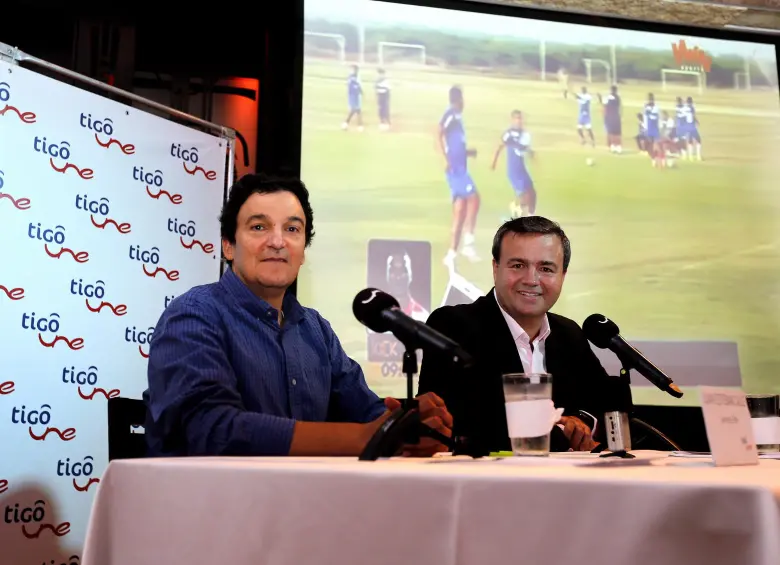 Juan Esteban Calle, presidente del Grupo EPM, y Esteban Iriarte, de Une-Tigo, en la presentación de Win Sport. FOTO Juan A. Sánchez