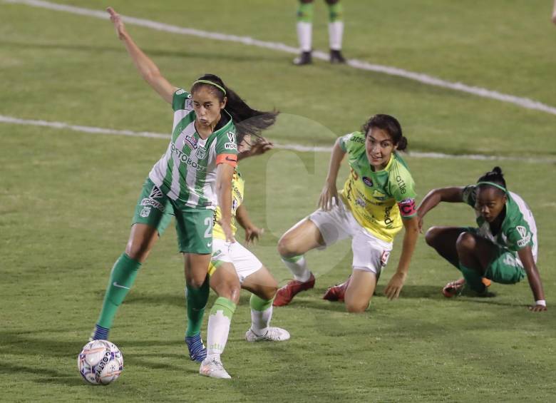Carolina Arbeláez, capitana de Nacional, aprovecha el tiempo al máximo. En Estados Unidos ya ha logrado títulos importantes. Buscará renovar contrato con Nacional. FOTO MANUEL SALDARRIAGA