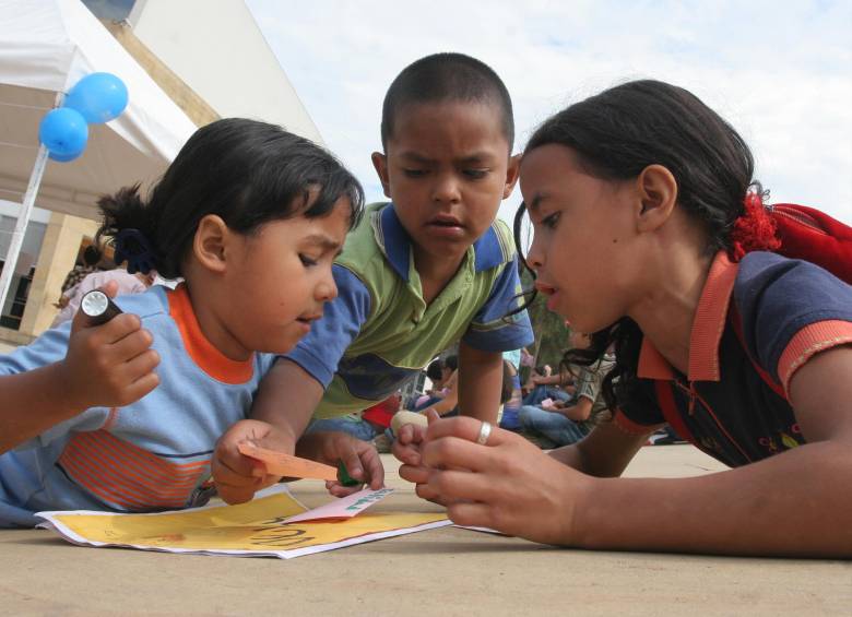 En los primeros años los niños adquieren los conocimientos básicos y las aptitudes para la solución de problemas. FOTO archivo