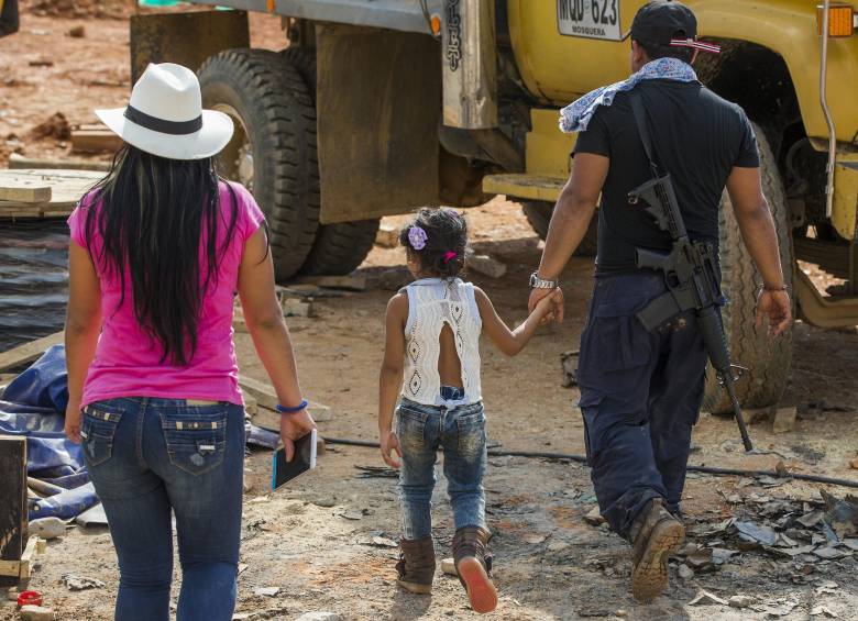 Muchas familias de exguerrilleros se fueron a vivir a los ETCR. En la foto, exguerrillero con sus seres queridos antes de entregar las armas. 