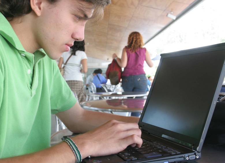Antes de finalizar el año se habilitarán 33 puntos de internet libre en el Centro, que se suman a 510 ya existentes en otros sitios de la ciudad. FOTO archivo