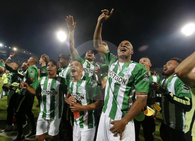 Y se levantó la Copa después de 27 años y por eso la felicidad del capitán Henríquez. Foto Juan A. Sánchez