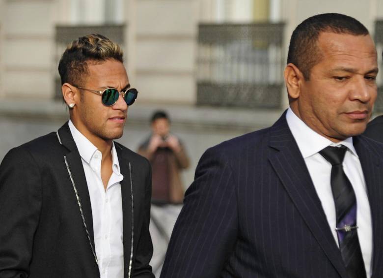 Neymar y su padre Neymar da Silva llegaron a la corte de Madrid este martes. FOTO AFP