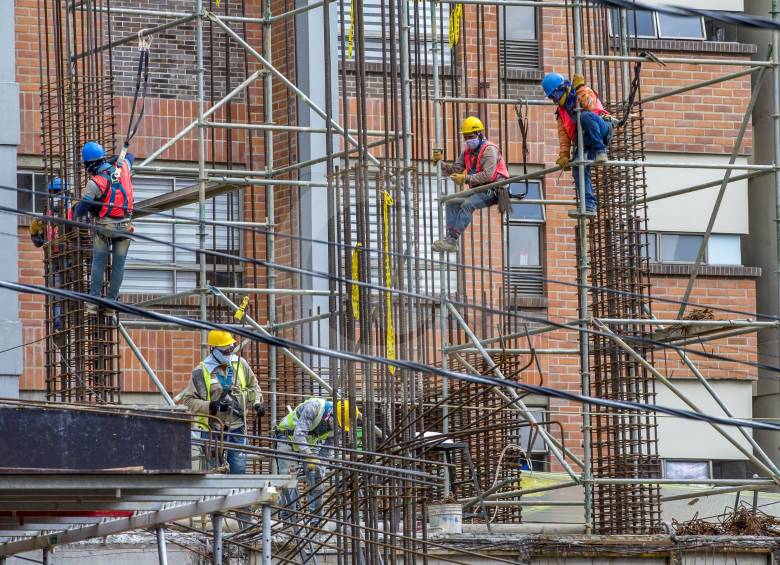 Entre los protocolos de bioseguridad para el sector constructor está contar con tapabocas y guantes para suministrar al trabajador, hacer jornadas de desinfección periódica e idear estrategias para mantener el distanciamiento social. FOTO Juan Antonio Sánchez
