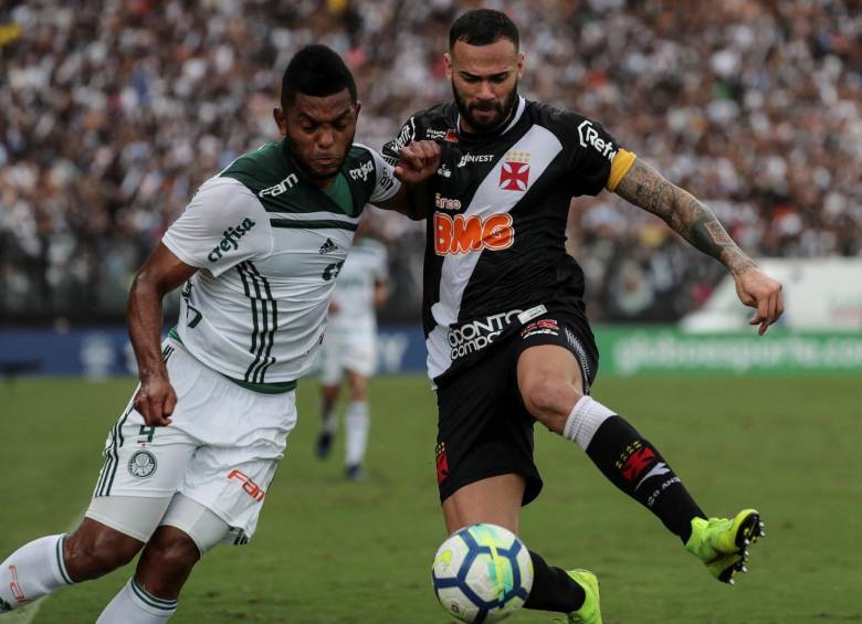 Miguel Ángel Borja disputa el balón con Leandro Castán, de Vasco de Gama. FOTO EFE