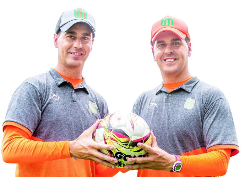 Juan (izquierda) e Ismael Rescalvo, los hermanos que orientan al Envigado en la parte técnica. FOTO Juan Antonio Sánchez.