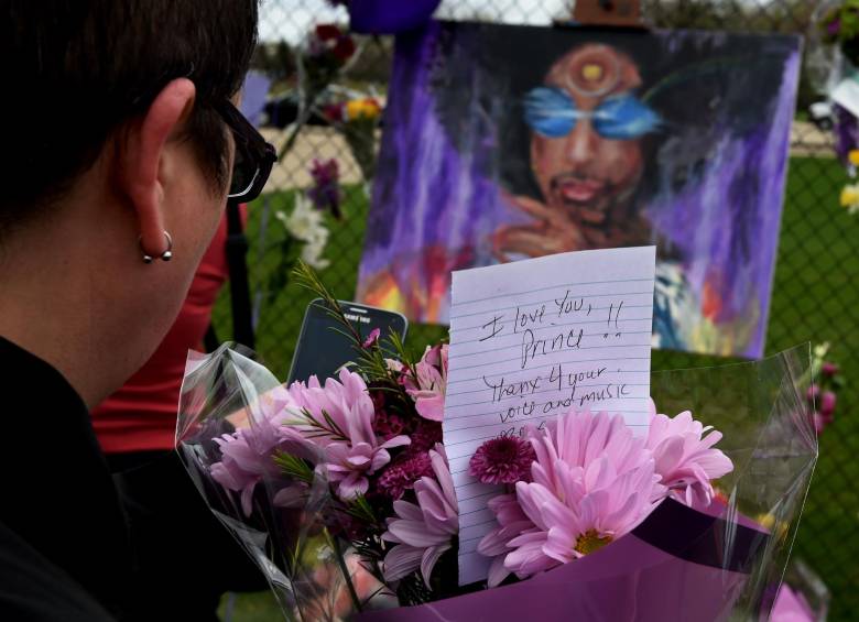 Fanáticos se acercaban a la residencia del cantante. FOTO AFP