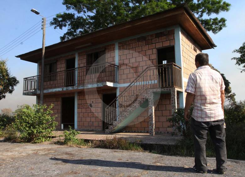 En el caserío La Sombra, zona rural de San Vicente del Caguán (foto), está una de las propiedades de la antigua guerrilla es la casa de “Tirofijo”, incluida en las listas para la reparación. FOTO archivo