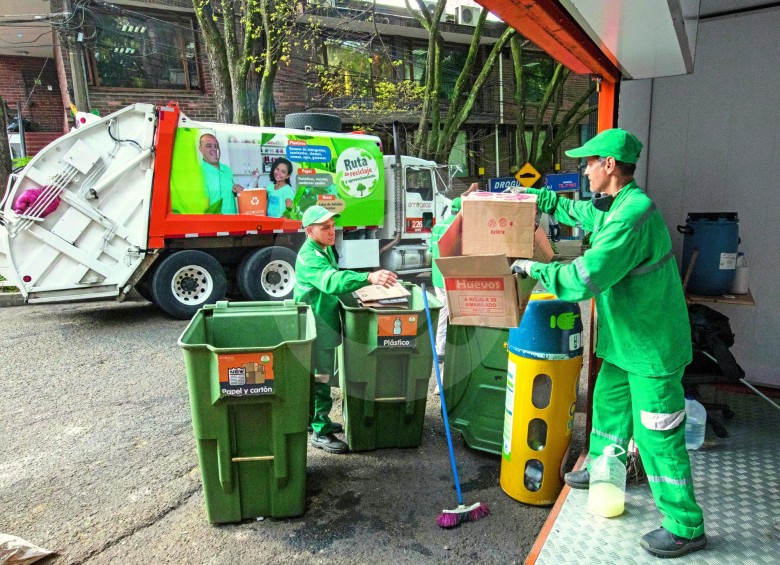 La ruta Recicla recolecta los residuos aprovechables que los usuarios llevan a los puntos naranja desde noviembre de 2019 en Laureles, Floresta, Centro y Belén. FOTO edwin bustamante