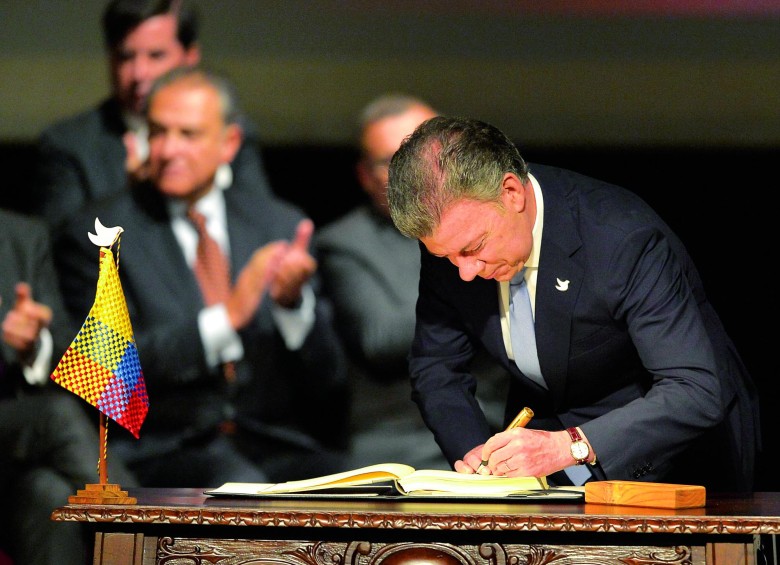 Haciendo uso de sus facultades como jefe del orden público el presidente Santos rubricó el acuerdo con un balígrafo. FOTO AFP