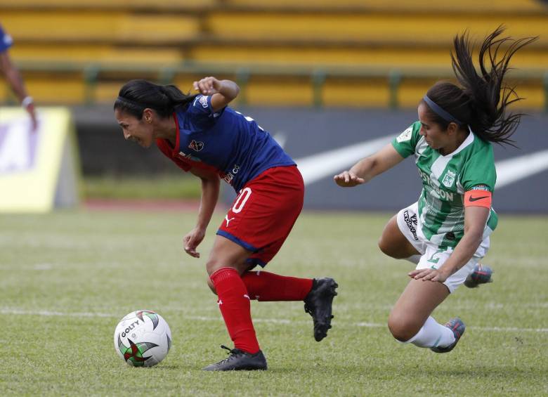 El juego entre verdes y rojas fue aguerrido. El empate las mantiene en el primer lugar de la tabla con 10 puntos. DIM tiene mejor diferencia de gol, con +11; su rival posee +6. FOTO MANUEL SALDARRIAGA