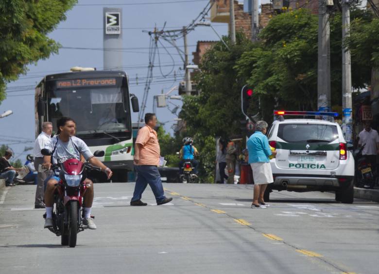 Siguen invasiones a la vía del metroplús en Manrique