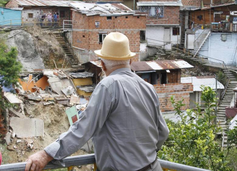 En peligro de caer estaban las ocho viviendas que se derrumbaron, por lo cual ya habían sido desocupadas. FOTO róbinson sáenz