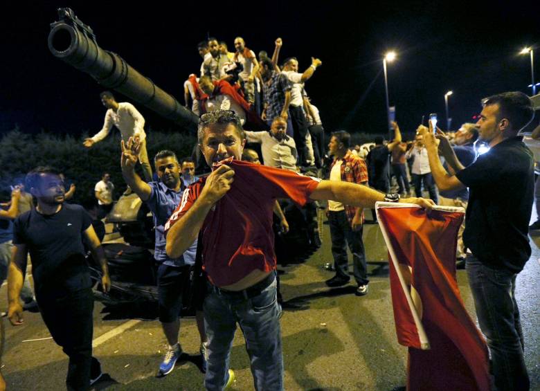 Sectores laicos del Ejército intentaban tomarse el poder en la madrugada del sábado. FOTO Reuters