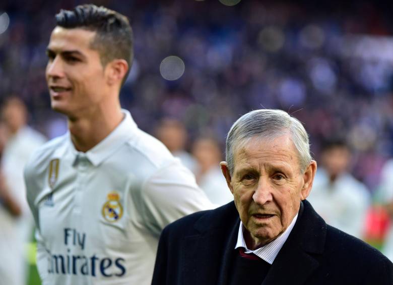 Kopa en un homenaje en el Bernabéu junto a Cristiano Ronaldo. FOTO AFP