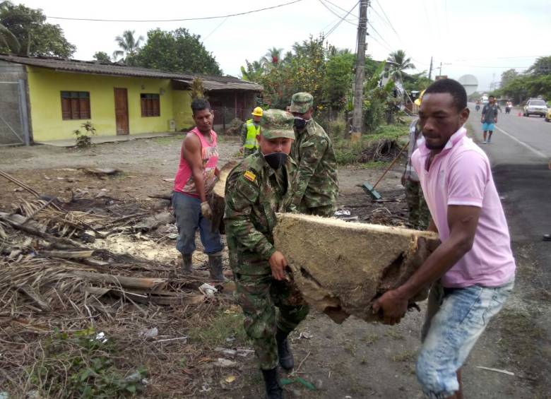 Civiles y soldados limpiaron las calles de Urabá tras el paro. FOTO CORTESÍA EJÉRCITO