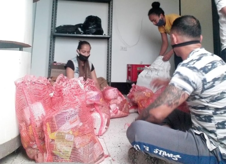 Los jóvenes se encargan de armar los mercados para entregarlos a las familias en Betulia. FOTO CORTESÍA