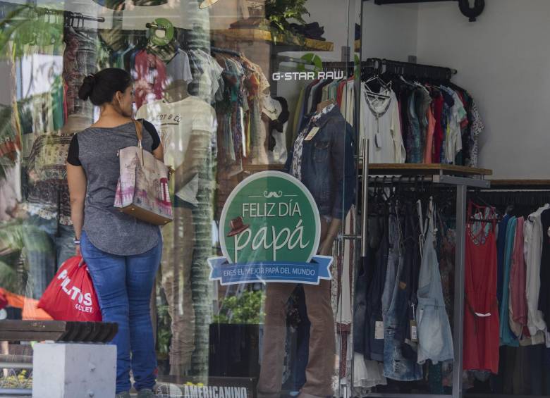 Desde hace varias semanas las vitrinas anuncian las promociones por el día del padre. FOTO Robinson Sáenz