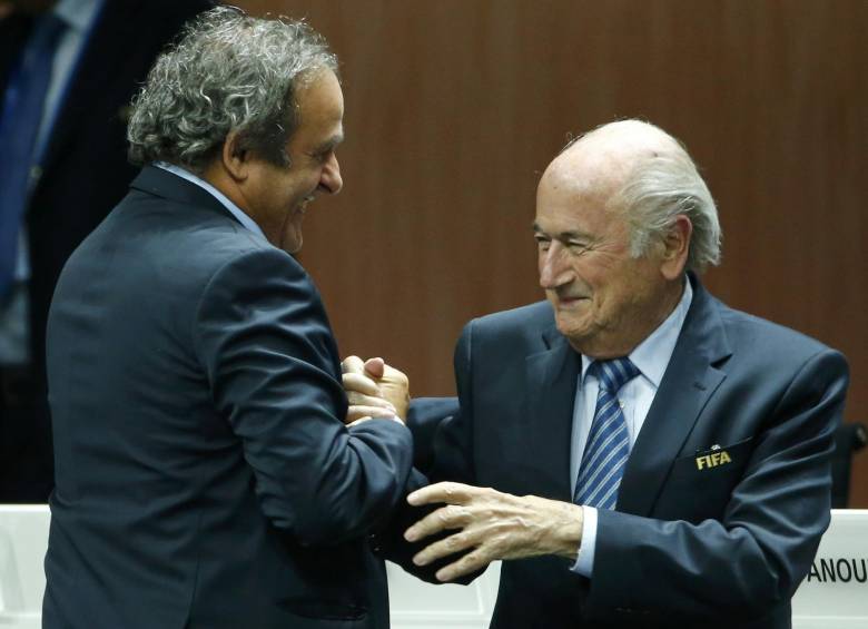 La carrera de Blatter (derecha) empieza a tener un final opaco y las aspiraciones de Platini no parecen tener un buen horizonte. Foto. Reuters