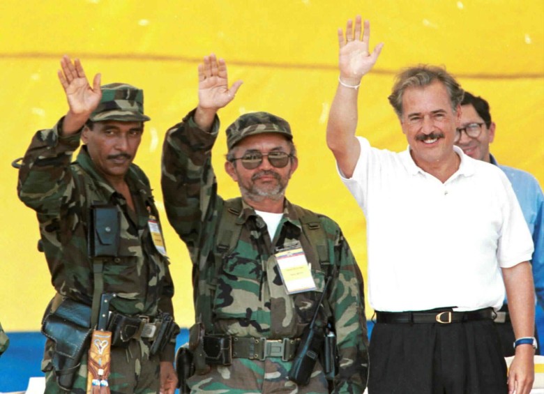 Raúl Reyes, cabecilla de las Farc, se reúne con Andrés Pastrana, en el inicio de los diálogos de paz en San Vicente del Caguán. Fecha: 7 de enero de 1998. FOTO ARCHIVO