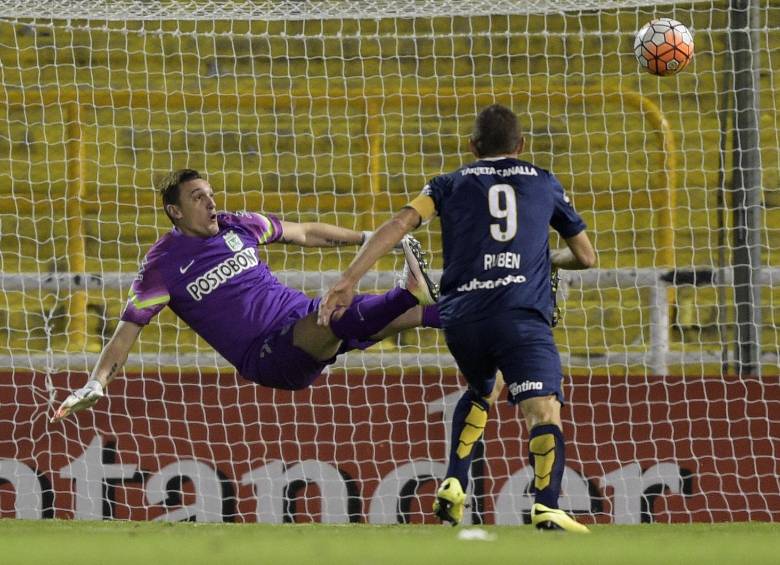Franco Armani fue vital anoche. Evitó varias posibilidades de gol de Rosario Central. FOTO AFP