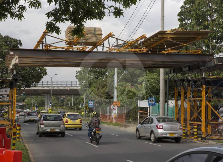 Debido a los 2 incidentes con vehículos de carga, Eafit y Coninsa Ramón H. estudian la posibilidad de incrementar la altura de uno de los extremos del puente. FOTO EDWIN BUSTAMANTE