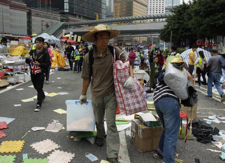 Poco a poco los manifestantes dejaron el sitio. FOTO REUTERS