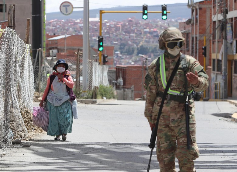 Militares vigilan las calles este jueves en El Alto (Bolivia). Bolivia vive el primer día de emergencia sanitaria para evitar la propagación del conornavirus, con casi cuarenta casos confirmados en el país. Foto: EFE