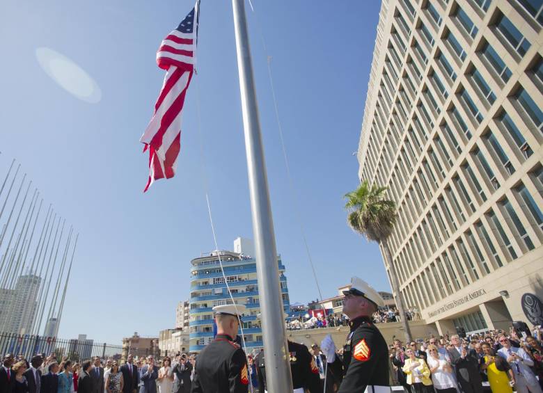 Estados Unidos izó este viernes su bandera de rayas y estrellas durante la reapertura de su embajada en La Habana, en un nuevo paso de reconciliación. FOTO AP