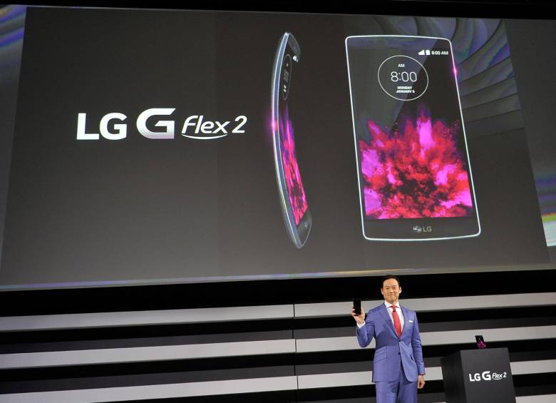 En la imagen se ve lo flexible del teléfono. FOTO AFP