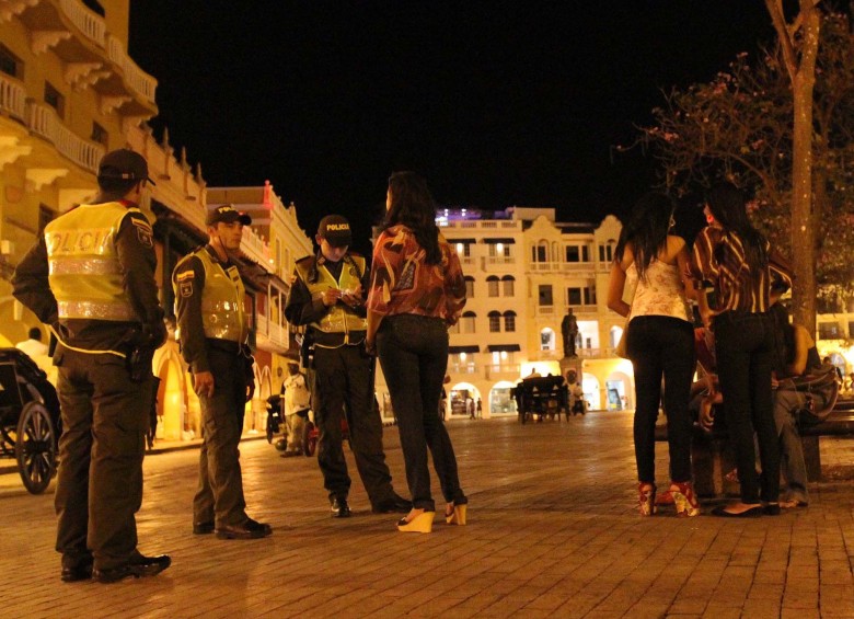 Mujeres con agentes de policía en la ciudad de Cartagena. FOTO ARCHIVO MANUEL SALDARRIAGA