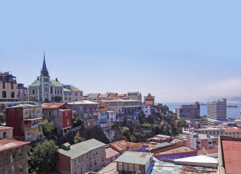 1. Valparaíso tiene unos 42 cerros en que se encuentran ubicados la mayoría de barrios de la ciudad. La imagen fue tomada desde el Cerro Alegre, mirando al Cerro Concepción. 2. El ascensor Reina Victoria es uno de los más populares de Valparaíso. FOTOS juan david umaña g.