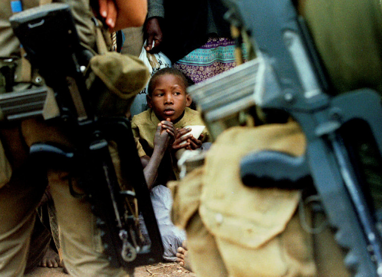 Niña hutu se sienta entre una multitud de unos 10.000 refugiados en República del Congo en agosto de 1994. FOTO: Reuters