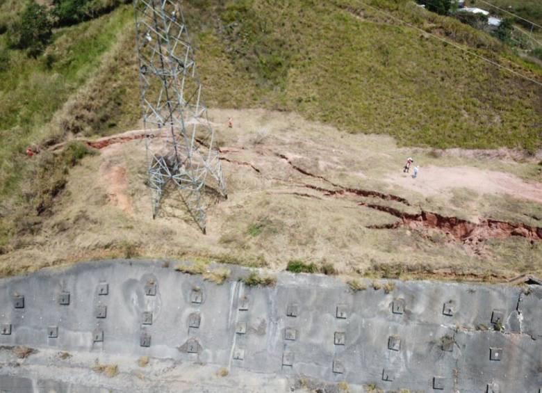 Así se ve la falla que tiene cerrada la calzada norte-sur de la autopista Norte. Justo en el lugar del talud está ubicada una torre de energía de EPM. FOTO CORTESÍA DAPARD