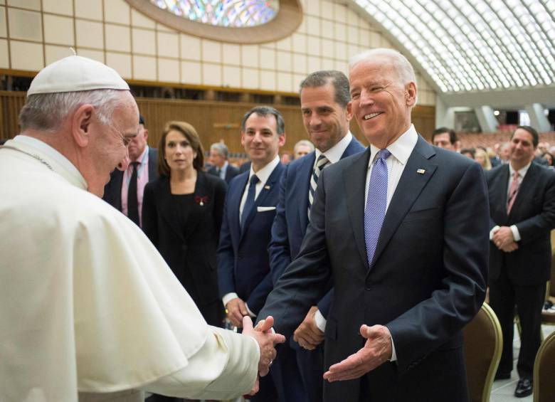 El Papa Francisco estrecha la mano del vicepresidente de Estados Unidos, Joe Biden. FOTO AFP