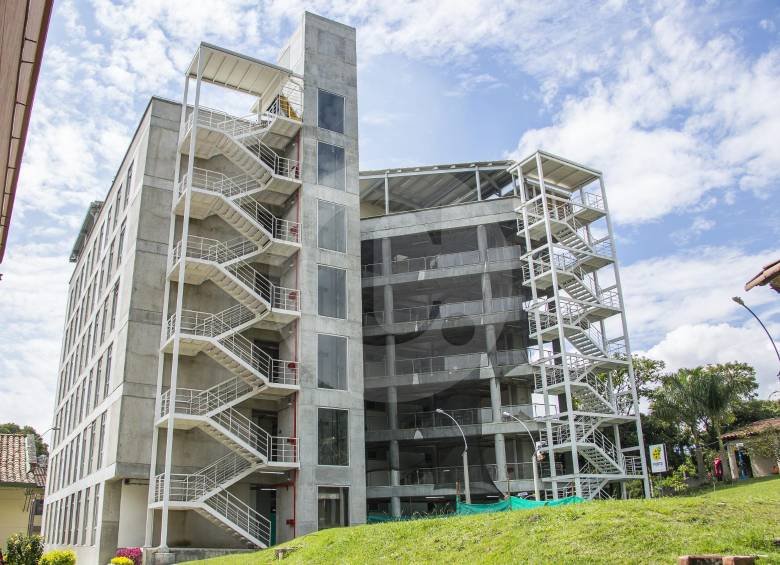 La ciudadela Pedro Nel Gómez que involucra al ITM, Colegio Mayor e I.U.Pascual Bravo espera estar lista en mayo próximo. En la foto un nuevo edificio del Pascual Bravo. FOTO Carlos Velásquez