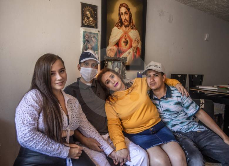 Harrison (con tapabocas) se curó del nuevo coronavirus y afronta otra etapa de su recuperación en el calor de su hogar en Bello, norte del Aburrá. Aquí acompañado de parte de su familia que fue y es su soporte y razón para salir adelante. FOTO Camilo Suárez