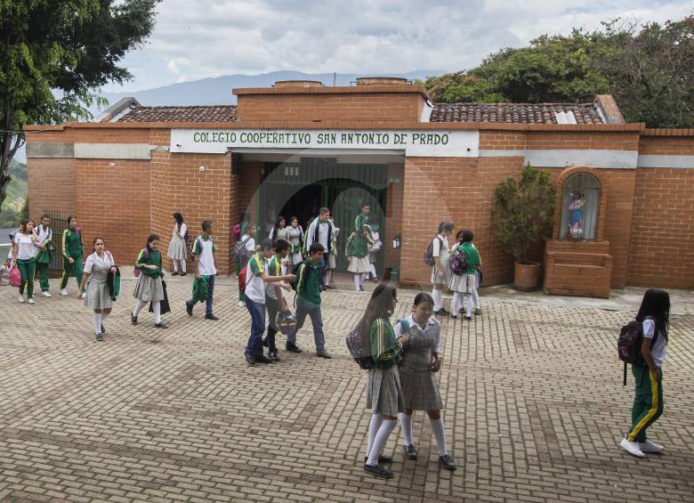 Estudiantes del Colegio Cooperativo San Antonio de Prado realizaron un plantón para rechazar la oficialización. FOTO JUlio C. Herrera
