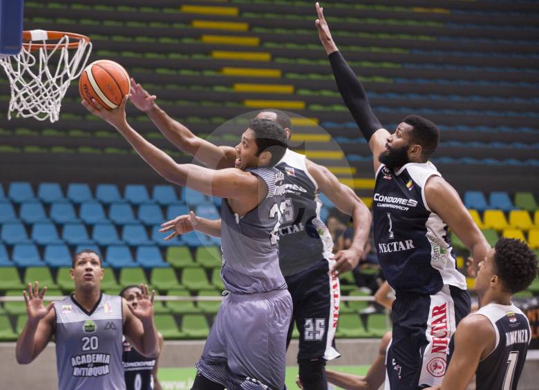 Divier Pérez (con el balón) se ha convertido en ficha clave en el esquema de Academia. En Chocó será fundamental en la defensa. La baja será Beicar Agualimpia, por lesión. FOTO EDWIN BUSTAMANTE