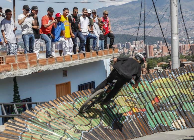 Esta “wallride” (peralte de madera), entre La Independencia 1 y La Torre es la más larga del mundo: 26 mts