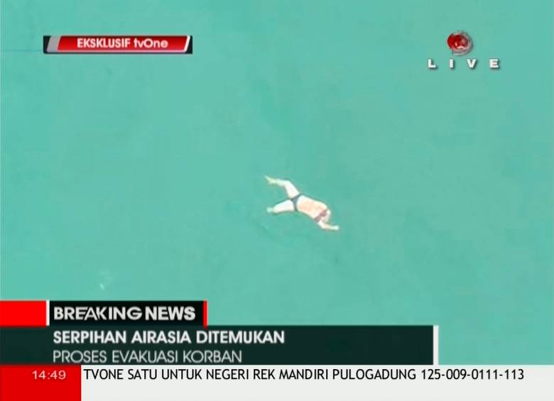Imágenes de la televisión Indonesia mostraron el cuerpo hinchado y medio desnudo de un hombre, cuya camisa cubría parcialmente su cabeza, meciéndose en el mar. FOTO REUTERS