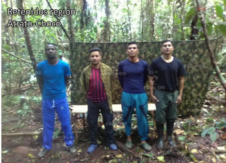Esta foto, enviada el 18 de agosto, fue tomada el 3 de ese mes por el Eln como prueba de supervivencia de los miembros de la Fuerza Pública secuestrados en Chocó. FOTO Colprensa