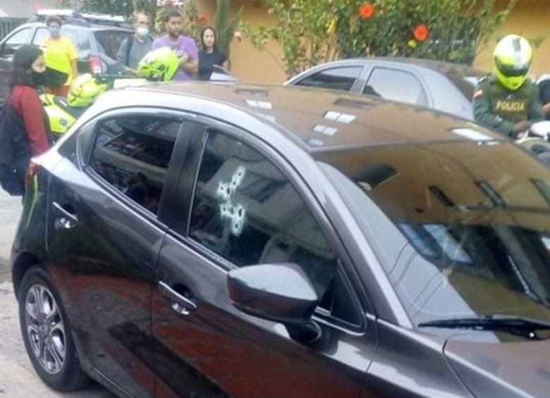 Las dos víctimas se movilizaban en este automóvil Mazda 2 y el asesino les disparó a través de la ventanilla del copiloto. FOTO: CORTESÍA DE GUARDIANES ANTIOQUIA.