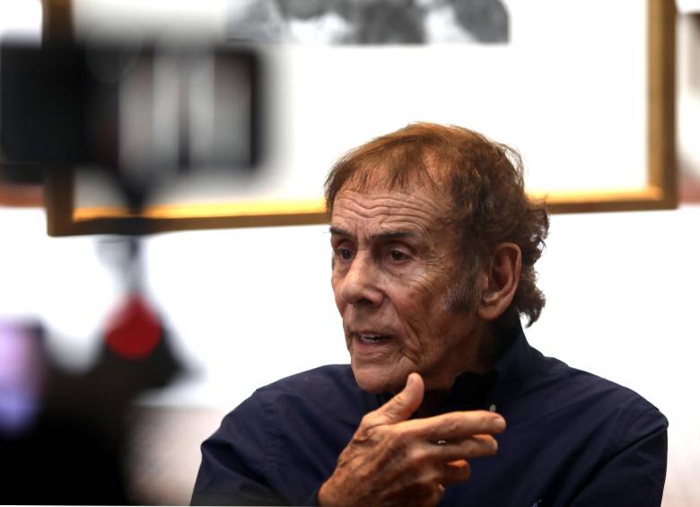 Fotografía del 13 de diciembre de 2019, del artista colombiano David Manzur, quien habla en entrevista con Efe durante su exhibición “El oficio de la pintura”, en el Museo de Arte Moderno de Bogotá (MamBo). FOTO EFE