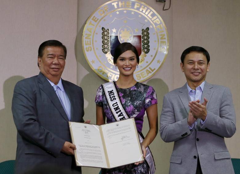 El senado de Filipinas le hizo entrega de una copia de la resolución legislativa 111, que reconoce el “honor y orgullo” que ha llevado al archipiélago asiático con su victoria en Miss Universo. FOTO AP